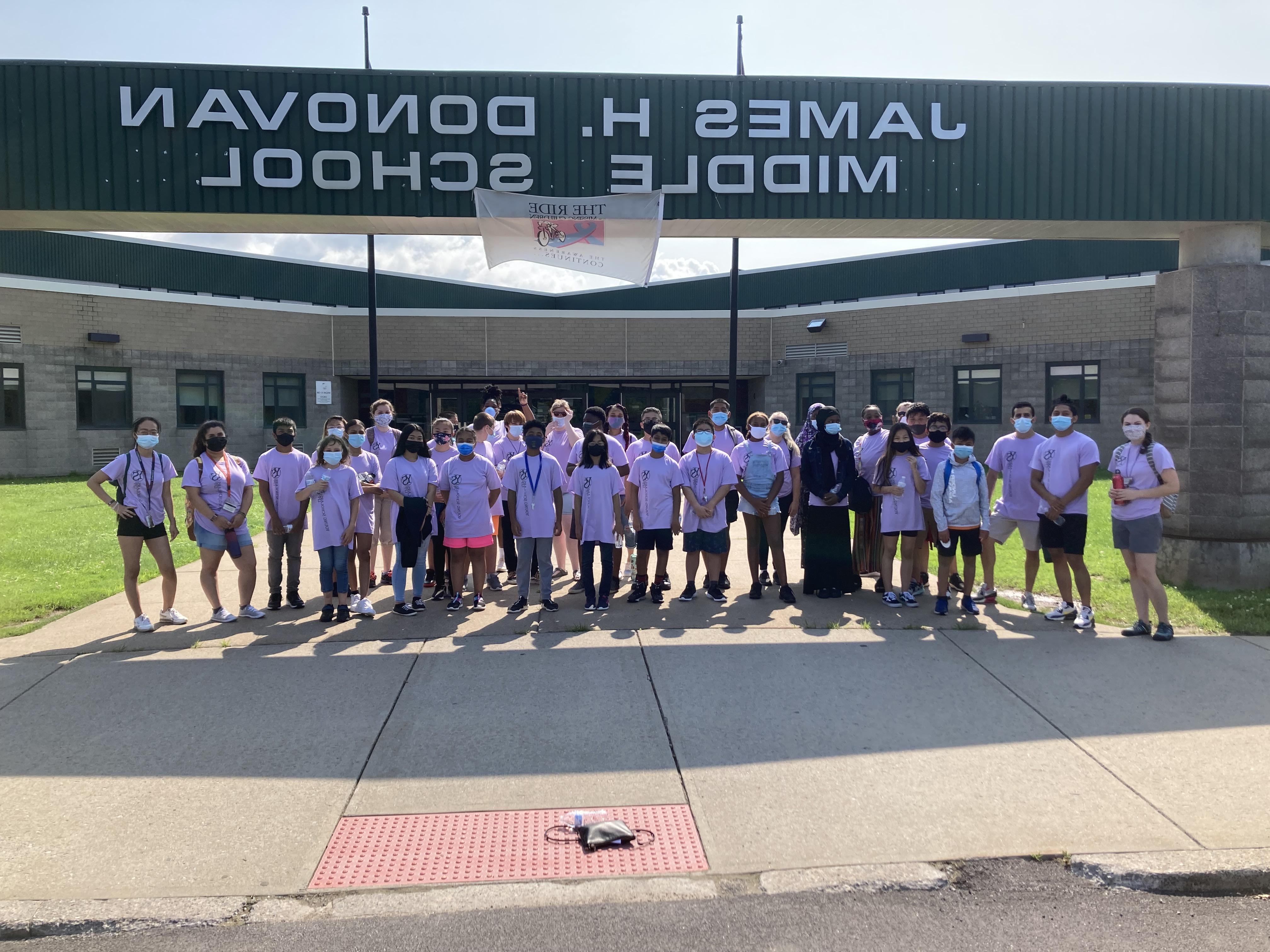 A group of 7th grade 年轻的利记sbo posed outside of Donovan Middle School. 